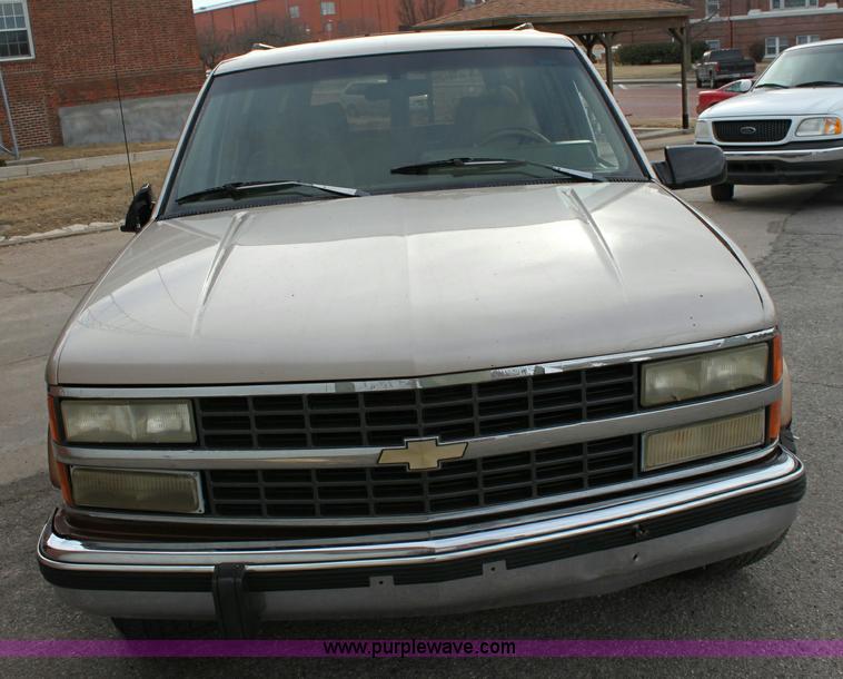 image for item 6524 1993 Chevrolet Suburban C1500 SUV