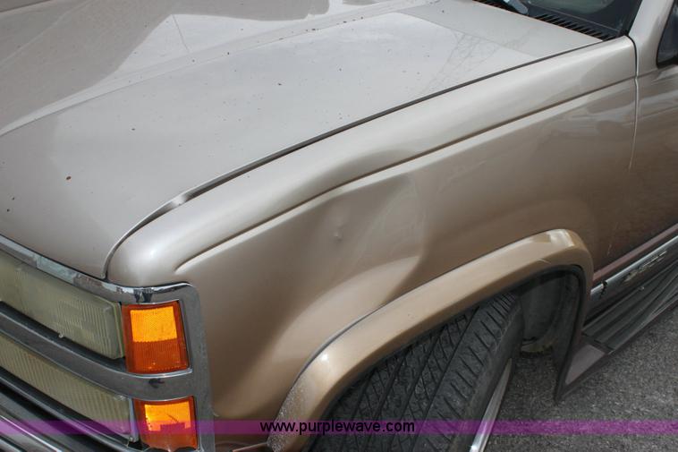 image for item 6524 1993 Chevrolet Suburban C1500 SUV