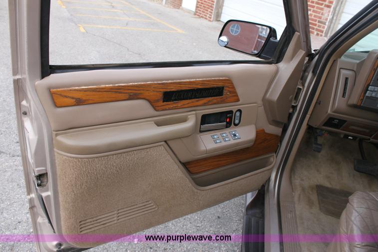 image for item 6524 1993 Chevrolet Suburban C1500 SUV