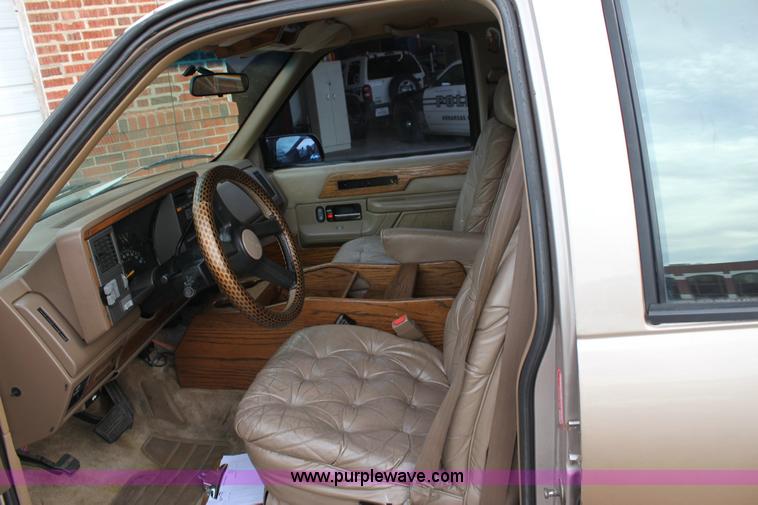 image for item 6524 1993 Chevrolet Suburban C1500 SUV