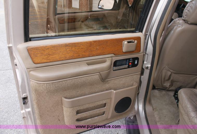 image for item 6524 1993 Chevrolet Suburban C1500 SUV