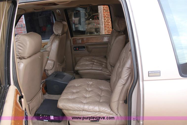 image for item 6524 1993 Chevrolet Suburban C1500 SUV