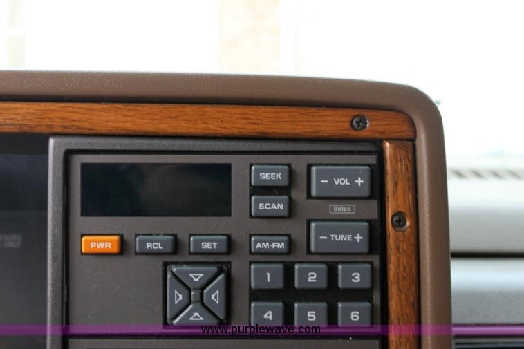 image for item 6524 1993 Chevrolet Suburban C1500 SUV