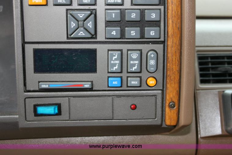 image for item 6524 1993 Chevrolet Suburban C1500 SUV