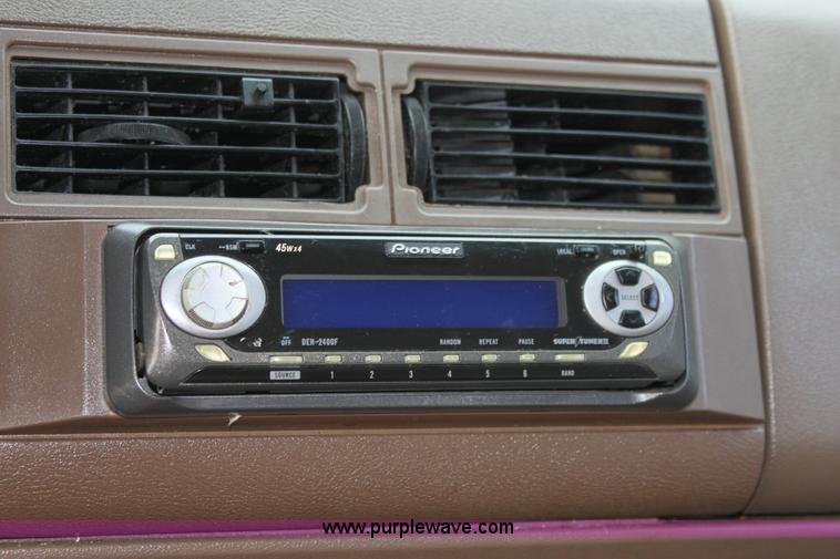 image for item 6524 1993 Chevrolet Suburban C1500 SUV