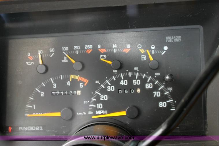 image for item 6524 1993 Chevrolet Suburban C1500 SUV