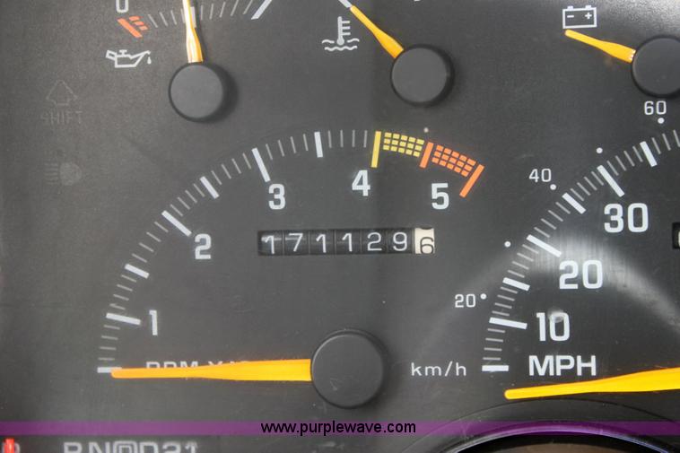 image for item 6524 1993 Chevrolet Suburban C1500 SUV