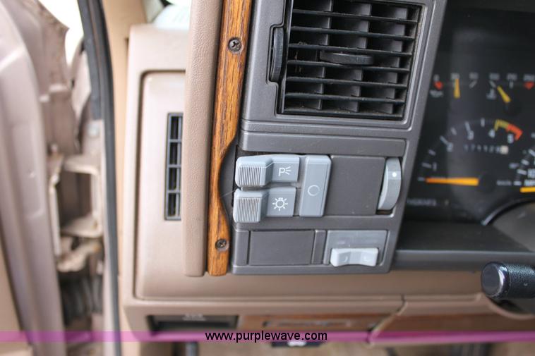 image for item 6524 1993 Chevrolet Suburban C1500 SUV