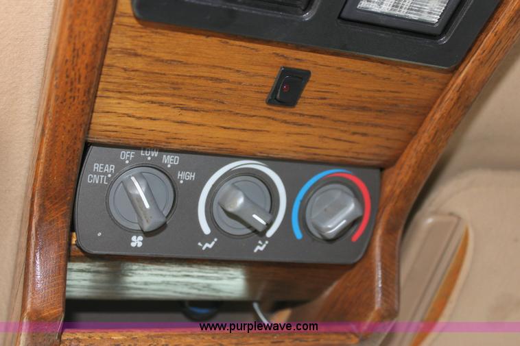 image for item 6524 1993 Chevrolet Suburban C1500 SUV