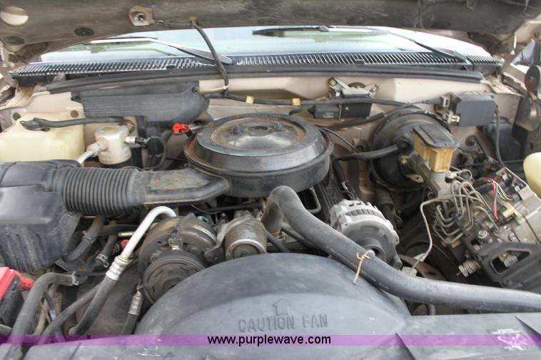 image for item 6524 1993 Chevrolet Suburban C1500 SUV