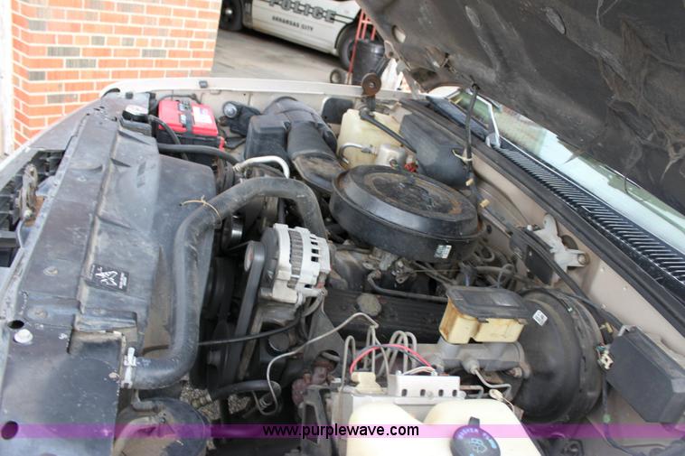 image for item 6524 1993 Chevrolet Suburban C1500 SUV