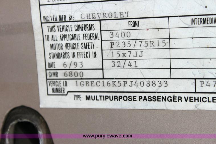 image for item 6524 1993 Chevrolet Suburban C1500 SUV