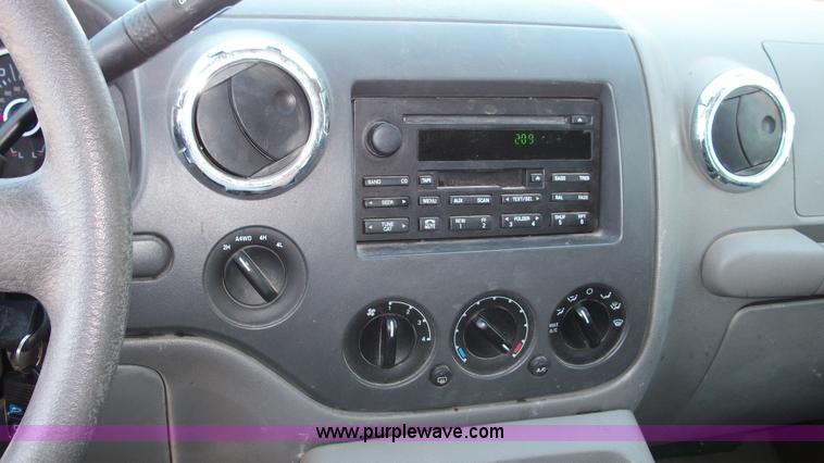 image for item 9500 2005 Ford Expedition XLT SUV