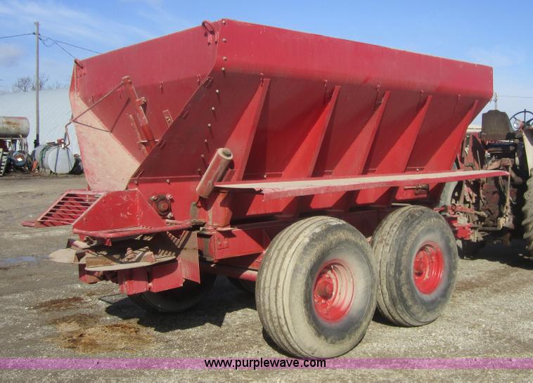 New Leader six ton dry box fertilizer spreader in Chanute, KS Item