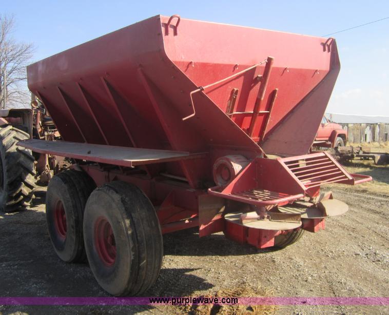 New Leader six ton dry box fertilizer spreader in Chanute, KS Item