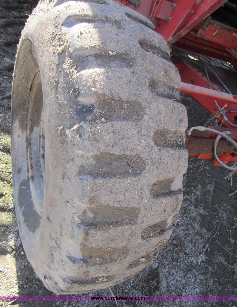 image for item 3207 1982 Massey-Ferguson 860 combine