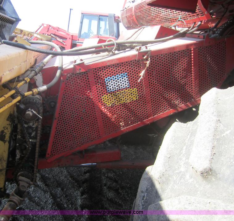 image for item 3207 1982 Massey-Ferguson 860 combine