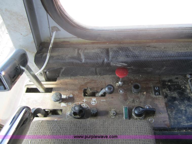 image for item 3207 1982 Massey-Ferguson 860 combine