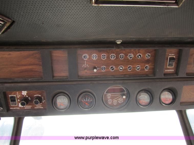 image for item 3207 1982 Massey-Ferguson 860 combine