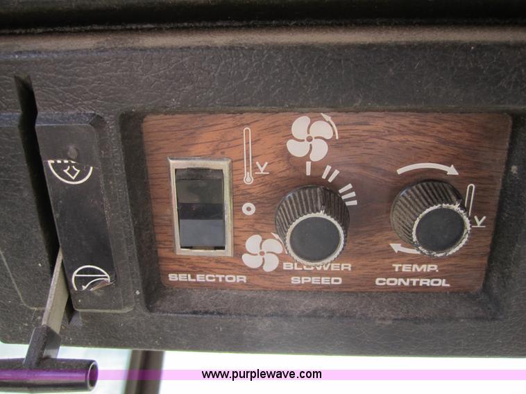 image for item 3207 1982 Massey-Ferguson 860 combine