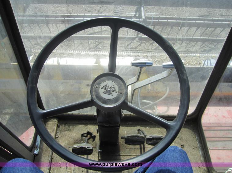 image for item 3207 1982 Massey-Ferguson 860 combine