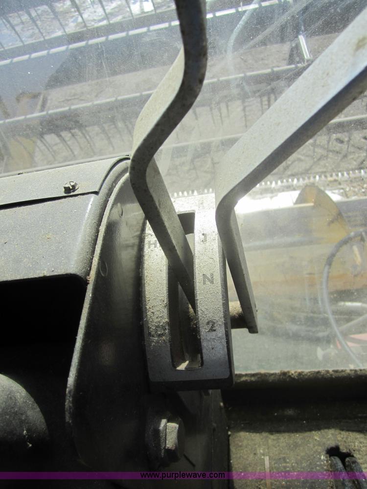 image for item 3207 1982 Massey-Ferguson 860 combine