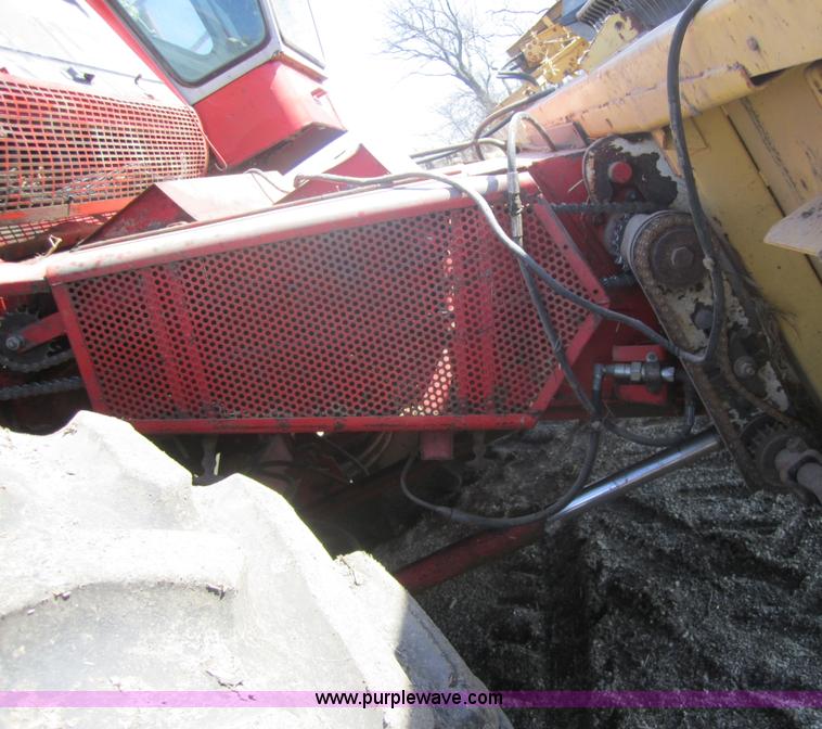 image for item 3207 1982 Massey-Ferguson 860 combine