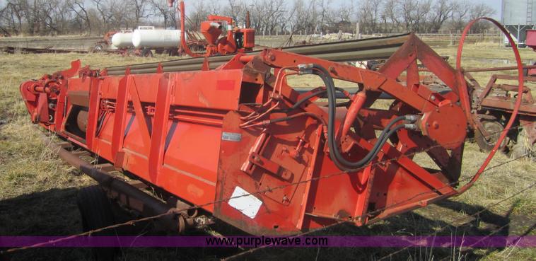 image for item 3207 1982 Massey-Ferguson 860 combine