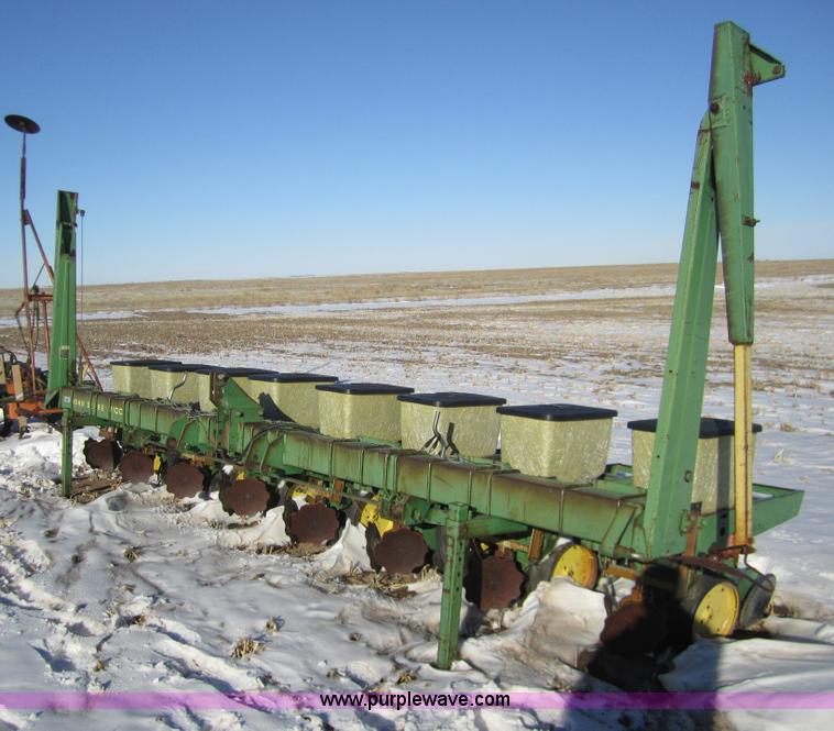 image for item 3392 John Deere 7100 eight row planter