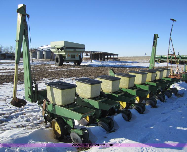 image for item 3392 John Deere 7100 eight row planter