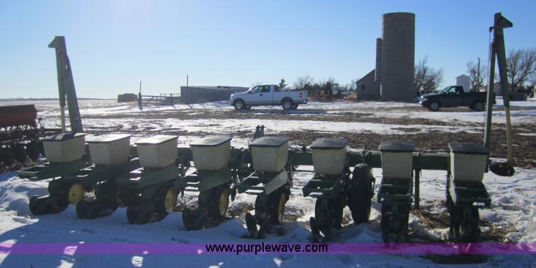 image for item 3392 John Deere 7100 eight row planter
