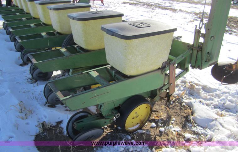 image for item 3392 John Deere 7100 eight row planter