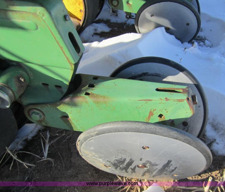 image for item 3392 John Deere 7100 eight row planter