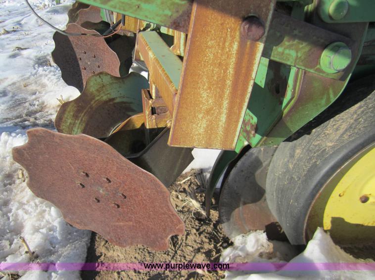 image for item 3392 John Deere 7100 eight row planter