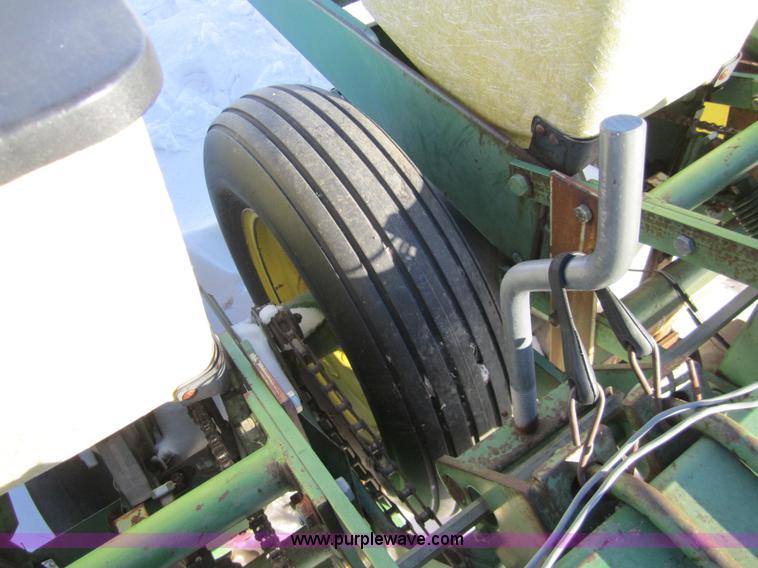 image for item 3392 John Deere 7100 eight row planter