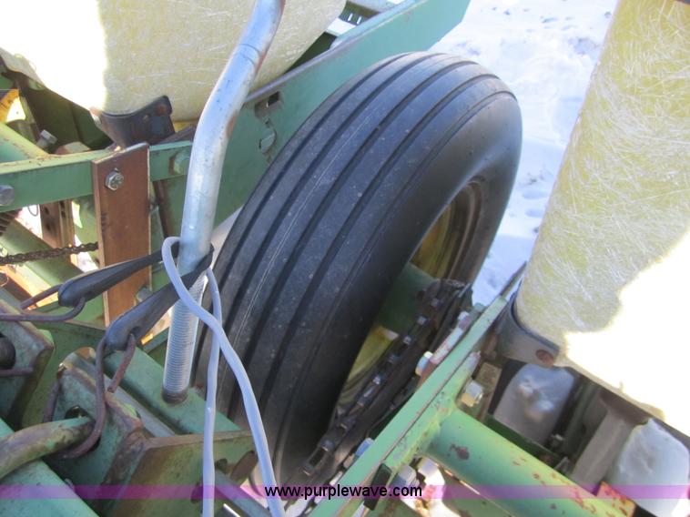 image for item 3392 John Deere 7100 eight row planter