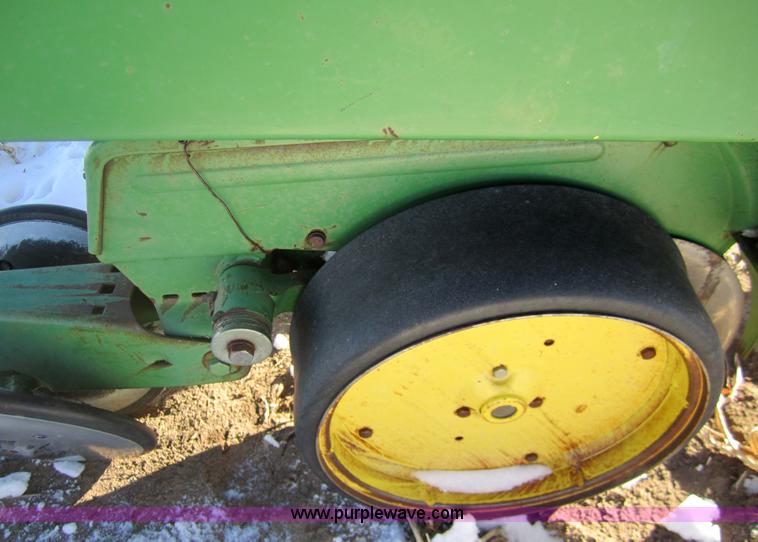 image for item 3392 John Deere 7100 eight row planter