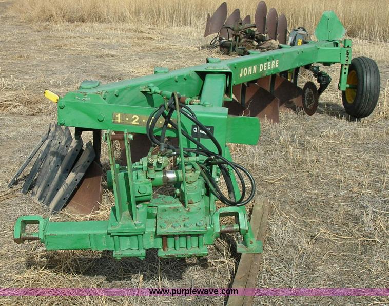 image for item 3425 John deere 2600 6 bottom plow