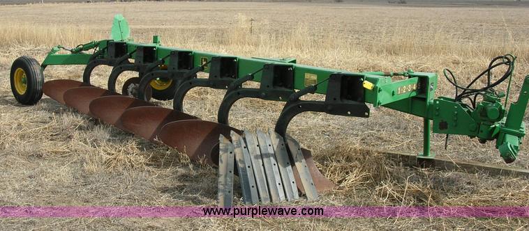 image for item 3425 John deere 2600 6 bottom plow