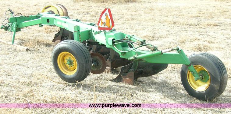 image for item 3425 John deere 2600 6 bottom plow