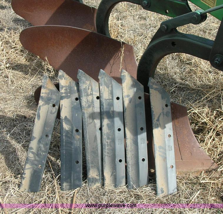 image for item 3425 John deere 2600 6 bottom plow