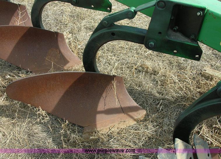 image for item 3425 John deere 2600 6 bottom plow