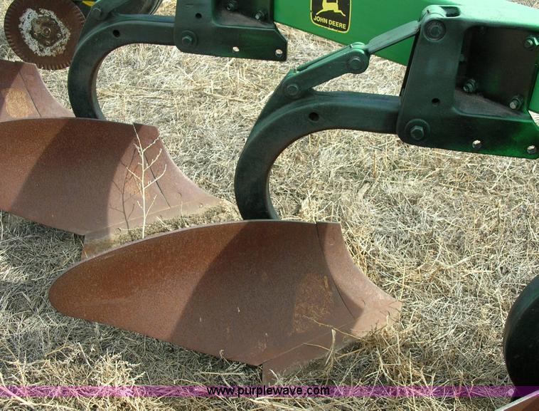 image for item 3425 John deere 2600 6 bottom plow