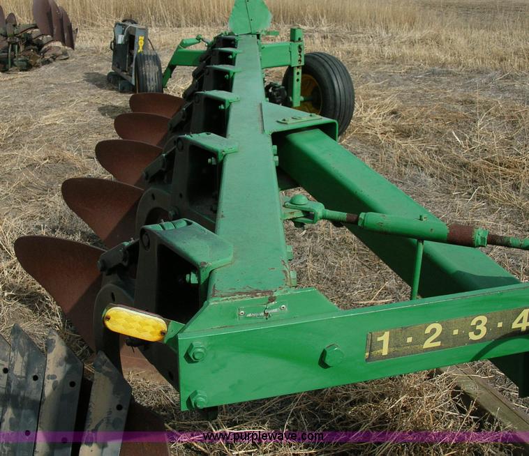 image for item 3425 John deere 2600 6 bottom plow