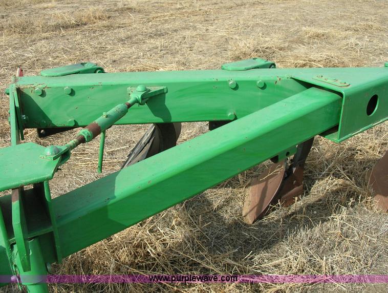 image for item 3425 John deere 2600 6 bottom plow