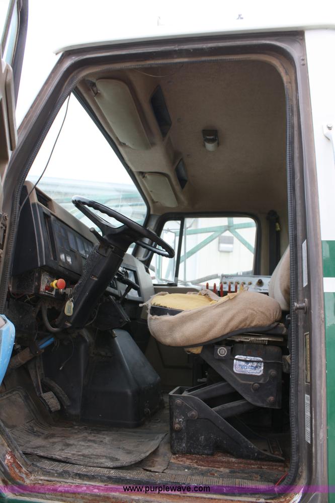 image for item 4884 1990 International Loral Easy-Rider 4900 sprayer