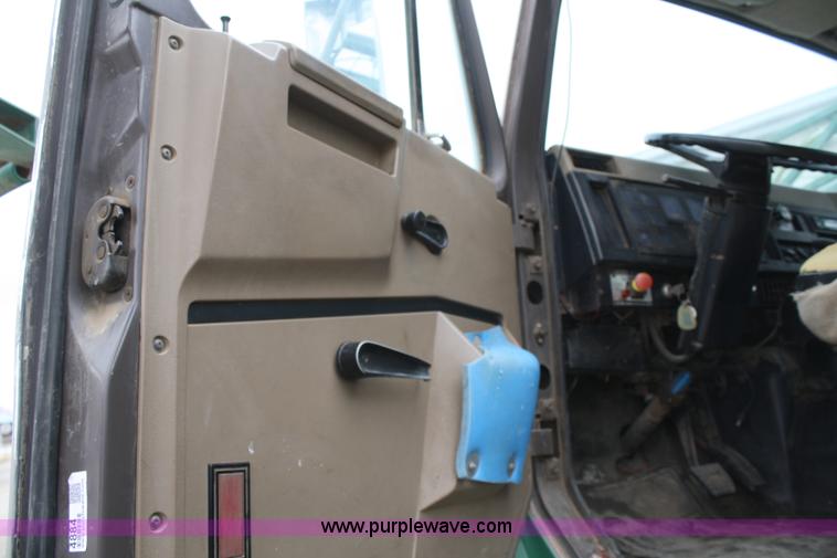 image for item 4884 1990 International Loral Easy-Rider 4900 sprayer