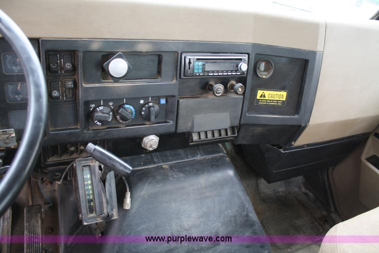 image for item 4884 1990 International Loral Easy-Rider 4900 sprayer