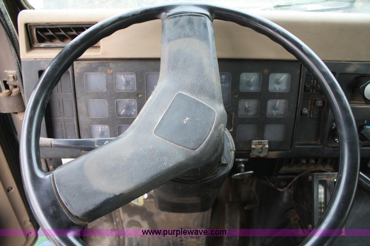 image for item 4884 1990 International Loral Easy-Rider 4900 sprayer