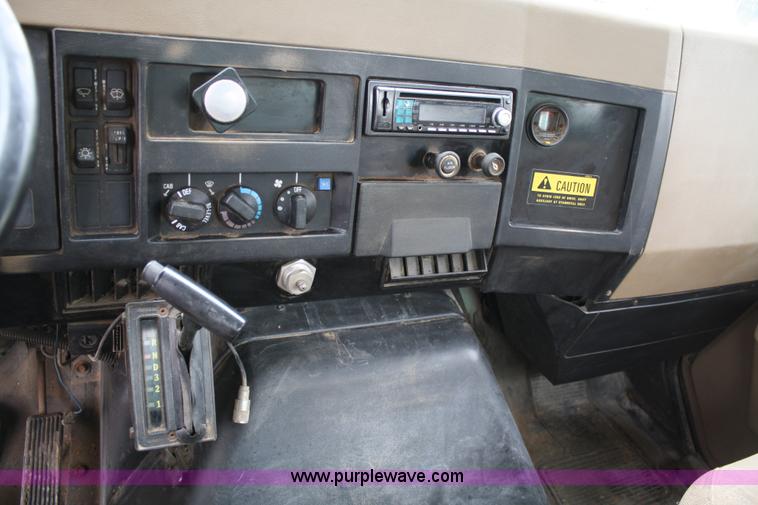 image for item 4884 1990 International Loral Easy-Rider 4900 sprayer